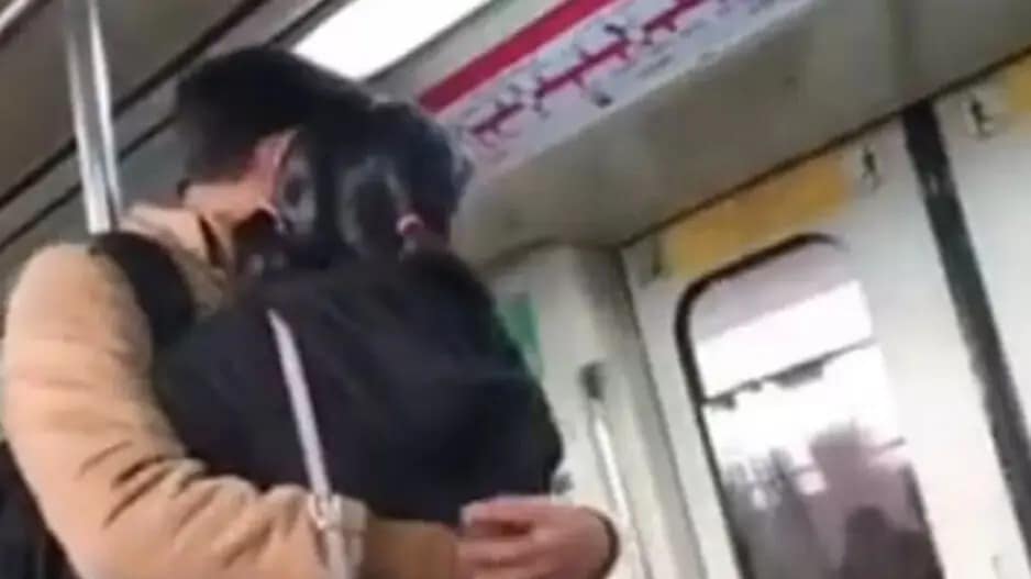 दिल्ली मेट्रो में किस करते हुए कपल का वीडियो वायरल, यूजर्स ने किए जमकर कमेंट्स