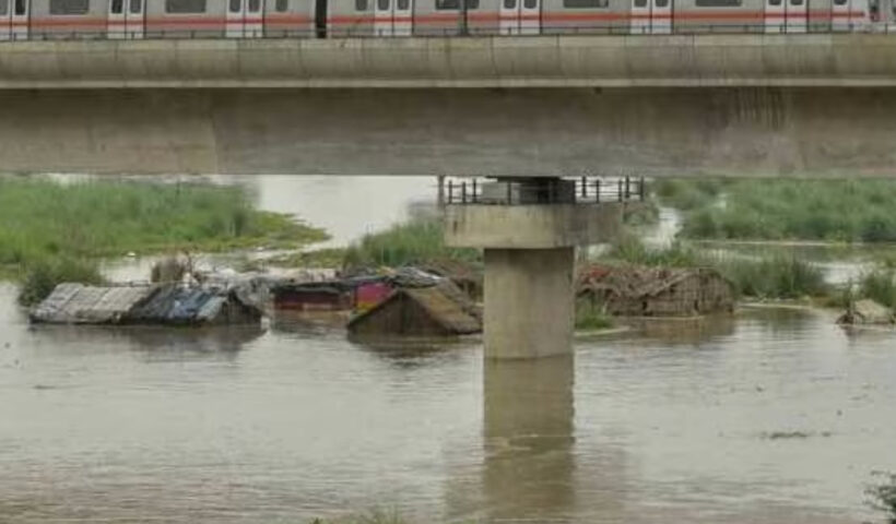 Fear of flood in many areas of Delhi, access to Yamuna Bank metro station closed