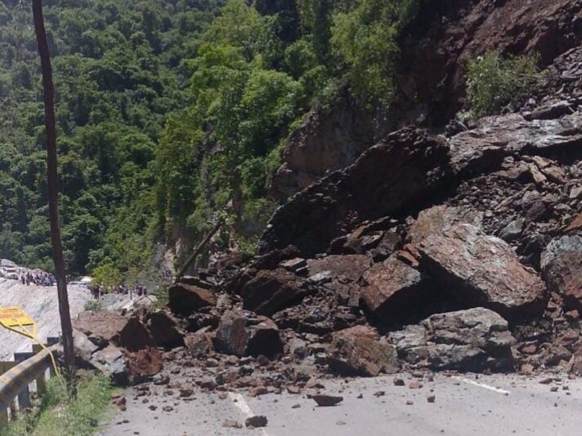 Landslide due to heavy rains in Rudraprayag Gaurikund, hill debris fell on two shops, 13 people missing