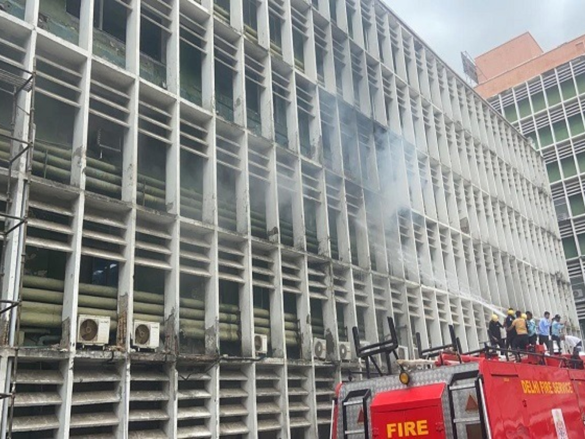 Massive fire broke out near the emergency ward of Delhi AIIMS, all patients were evacuated safely
