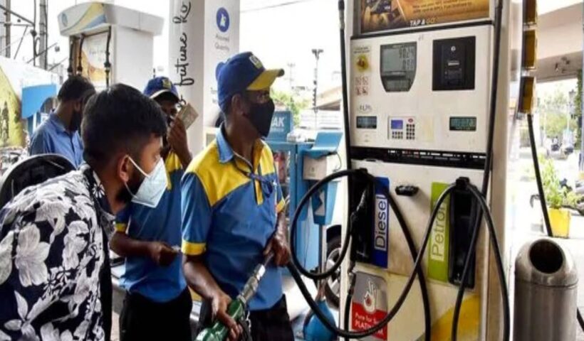 "Petrol price crosses ₹100 per litre in Bengaluru as fuel price hike continues | HT Auto" ariaHidden : "false"