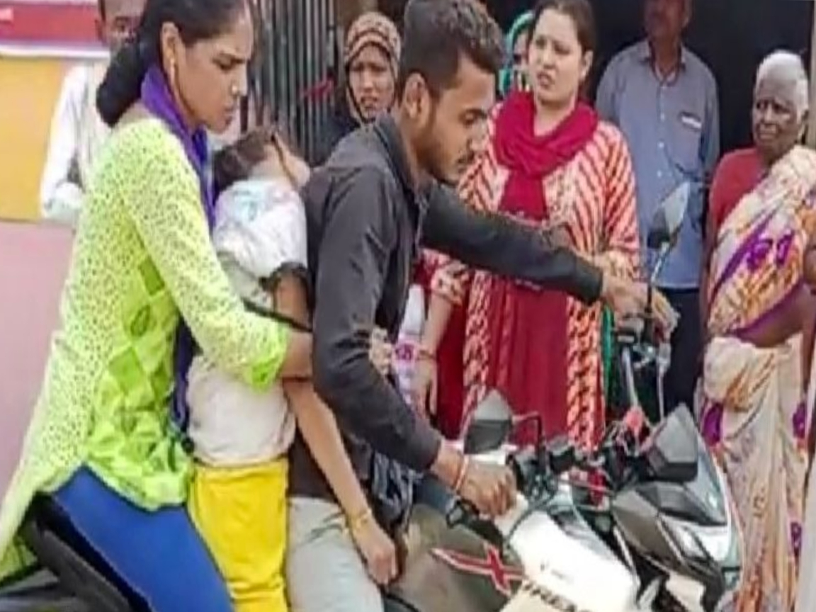 "सिस्टम की नाकामी: Auraiya में बहन के शव को बाइक पर ले गया भाई, डिप्टी सीएम ने मामला संज्ञान में लिया, देखें- VIDEO - Amrit Vichar" ariaHidden : "false"