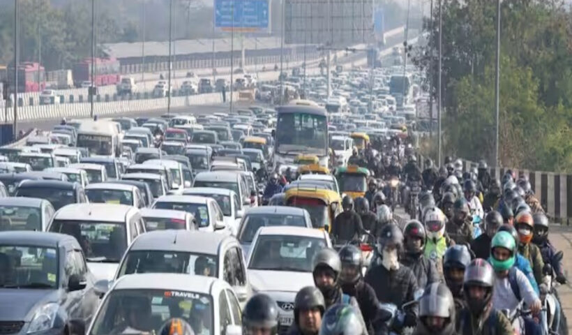 "Farmers Protest in NCR: Traffic jams in Delhi Noida Border किसानों का दिल्ली कूच: नोएडा में लगा भारी जाम"