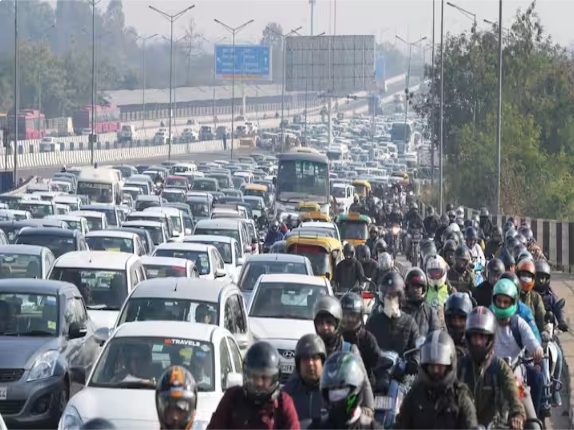 "Farmers Protest in NCR: Traffic jams in Delhi Noida Border किसानों का दिल्ली कूच: नोएडा में लगा भारी जाम"