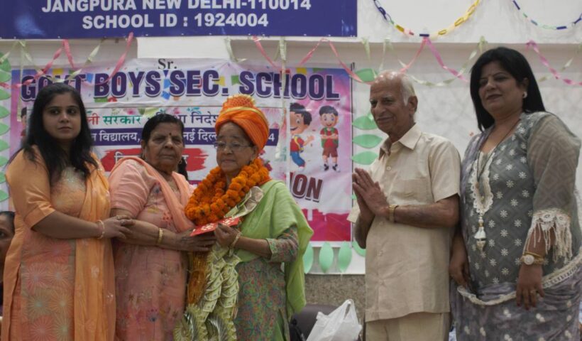 On the retirement of teacher Mrs. Kanta Rani, a farewell ceremony was organized at the Government Boys Senior Secondary School, Jangpura.