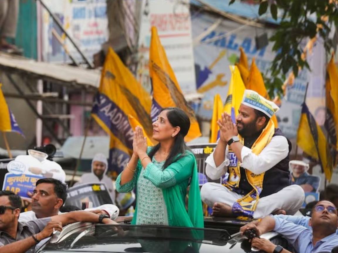 "Arvind Kejriwal's Wife Sunita Holds Maiden Poll Roadshow in Delhi, Says Nobody Can Break Delhi CM - News18"
