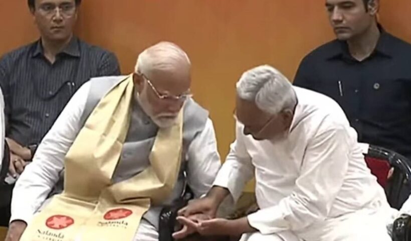 "Nitish saw the PM's finger, both of them talked | नीतीश ने PM की उंगली देखी, दोनों में बात हुई: कल मंत्री का डिप्टी सीएम से टकराया था सिर, दिल्ली में मोदी"