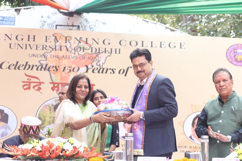 दिल्ली विश्वविद्यालय में ‘वंदे मातरम्’ के 150 वर्ष: दयाल सिंह सांध्य महाविद्यालय में राष्ट्रीय गीत गायन उत्सव का आयोजन WhatsApp Image 2025 11 18 at 10 58 59 AM