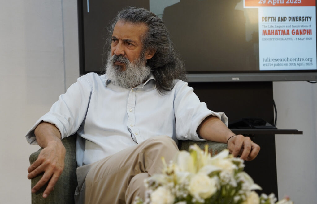 भारतीय कला और उसके बाज़ार को विश्व के लिए खोलनापहली बार, एक विश्व-स्तरीय, पूर्णतः सत्यापित, क्रॉस-रेफरेंस्ड, उद्धृत एवं संदर्भित, दृश्य और पाठ्य ज्ञानकोश आम जनता के लिए tuliresearchcentre.org पर निःशुल्क उपलब्ध है। Neville Tuli DSC3271 jpg (2)